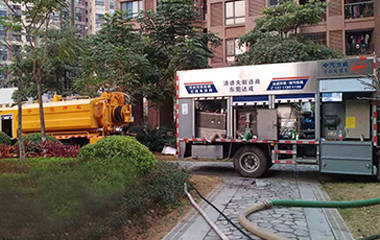 現如今罐體吸糞車與新型吸污凈化車已經不能再相提并論